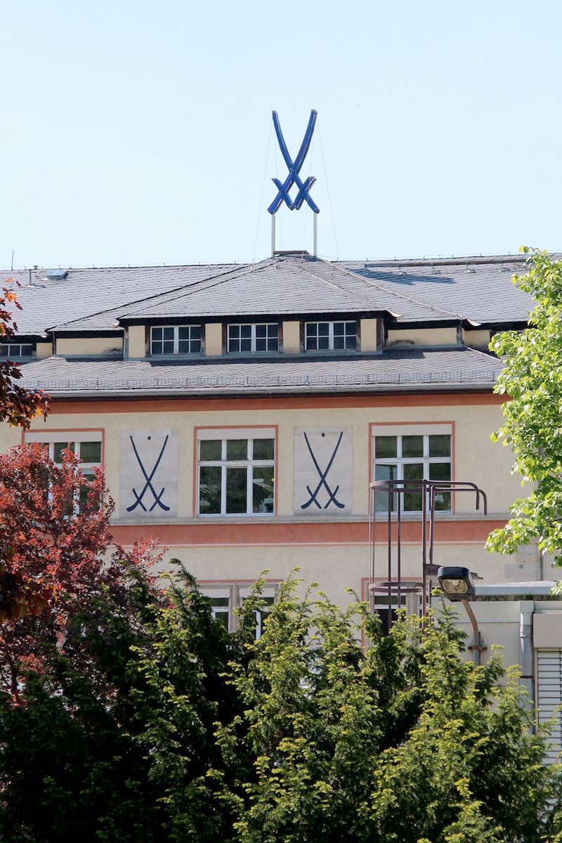Symbole der Pfeifferzeit im Manufakturgebäude in Meißen